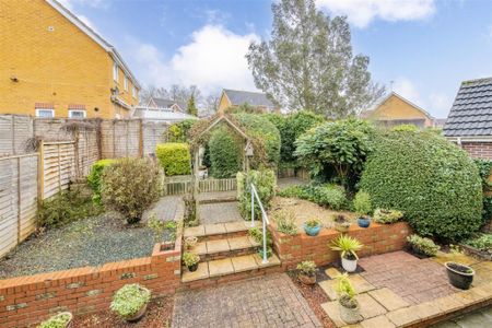 3 bed House - Detached To Let - Photo 5
