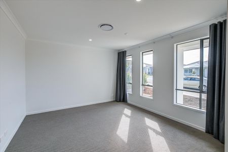 Large Modern Family Home with Spacious Backyard! - Photo 2