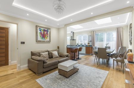 Semi-detached House to rent - Brookmead Avenue, Bromley, BR1 - Photo 5