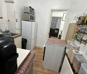 1 Bed Flat, Blackheath, SE3 - Photo 6
