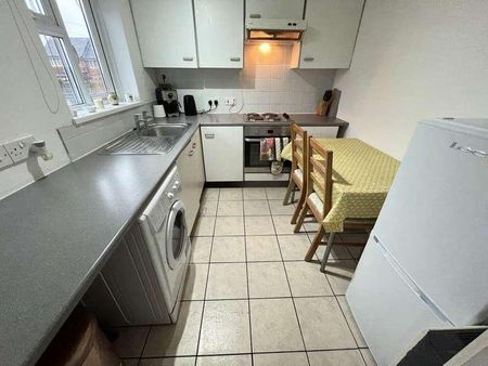 First Floor Flat Lambrok Road, Trowbridge, Wiltshire, BA14 - Photo 3