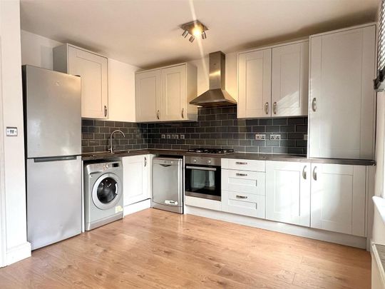 2-4 Forest Drive East, London - Photo 1