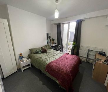 3 bedroom flat to rent - Photo 4