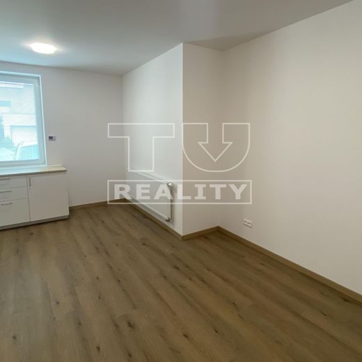 PONÚKAME NA PRENÁJOM Moderný 2-izbový byt po rekonštrukcii v pokojnej lokalite blízko centra v Kežmarku - Photo 1