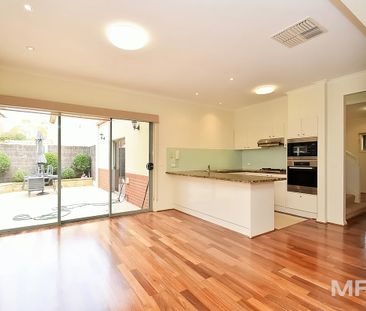 Immaculate family home in the heart of port Melbourne - Photo 6