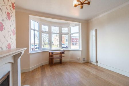 3 Bed Terraced House, Barley Lane, IG3 - Photo 2