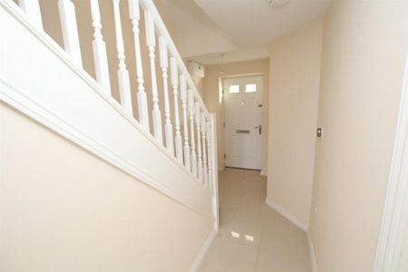 3 bedroom end of terrace house to rent - Photo 2