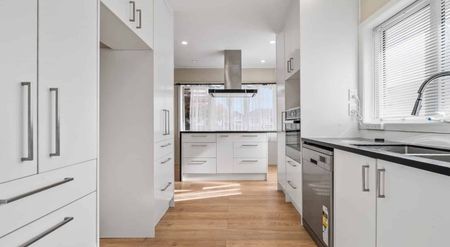 3 bedroom 1+ bathroom water included in rent - Photo 4