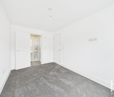 3 bedroom mews to rent - Photo 4