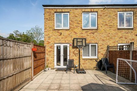 3 bedroom semi-detached house to rent - Photo 5
