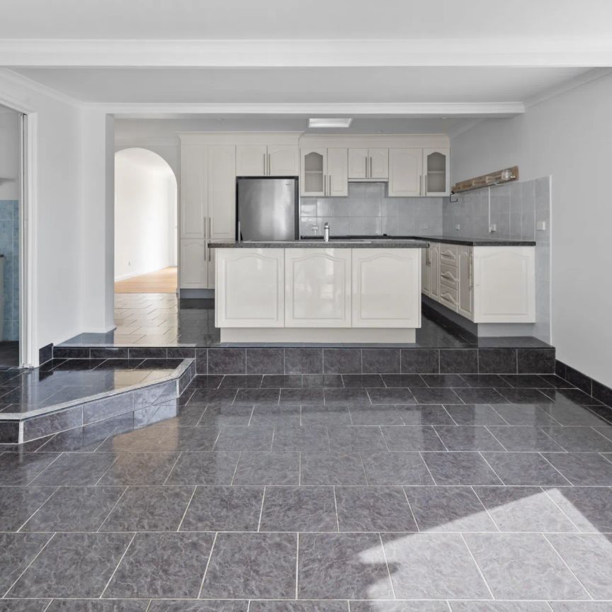 Freshly Updated 5 Bedroom Home Minutes to Town Centre - Photo 1