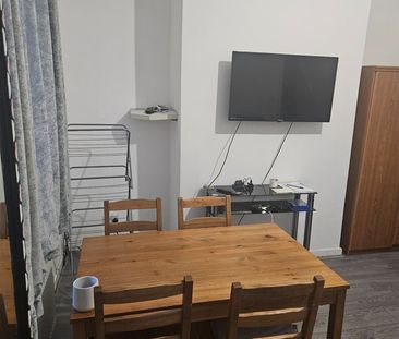 Room in a Shared House, Autumn Place, LS6 - Photo 1