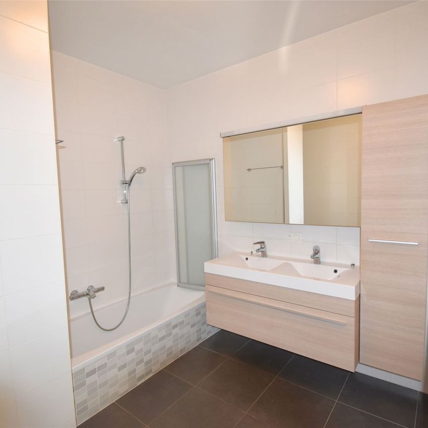 Ruim, recent gelijkvloers appartement in centrum Sint-Denijs-Westerm - Photo 1