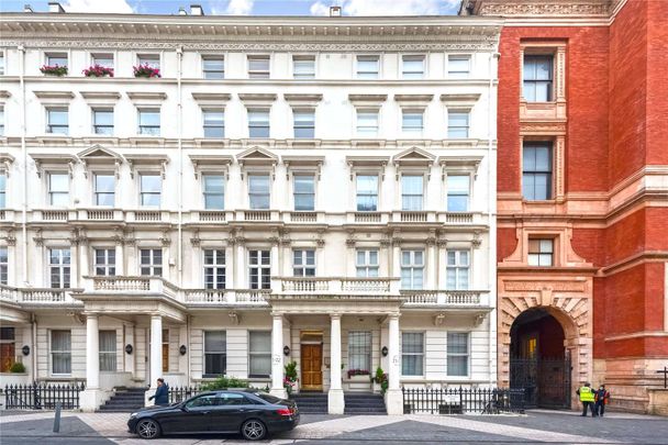 Modern two bedroom apartment situated on the second floor of a handsome period building in the heart of South Kensington seconds from Hyde Park. - Photo 1