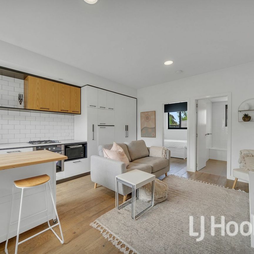 Lovely 1 Bedroom Apartment with On-street Permit Parking - Photo 1