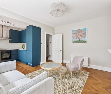 SHORT LET: A beautifully presented two-bedroom split-level apartment, ideally situated on the highly desirable Friars Stile Road in the heart of Richmond. - Photo 2