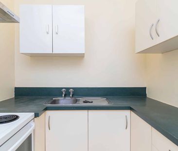 Three Bedroom on Lyndhurst St - Photo 2