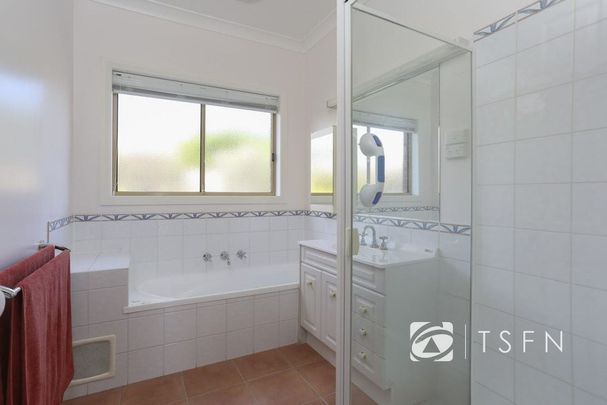 Comfort, Space & Convenience in Kennington - Photo 1