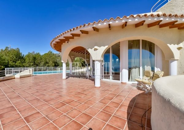 Spacious and luminous villa with private pool, jacuzzi and sea views in Altea, Alicante.