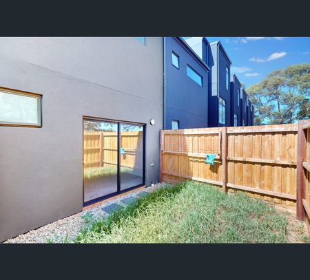 14 Cornerstone Crescent, South Morang, Vic 3752 - Photo 3
