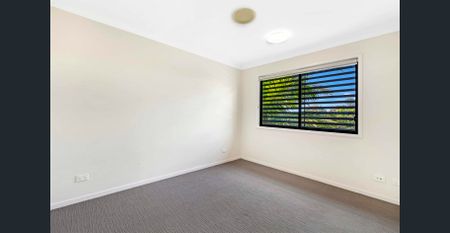 3 Beds Town House close to Major Bus Station - Photo 2