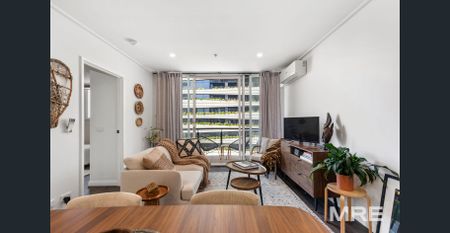 Furnished city retreat with lifestyle amenities in prime location - Photo 2