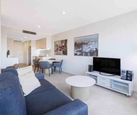 Fully Serviced Apartment living close to Universities, Hospital and few minute tram ride to Melbourne CBD - Photo 3