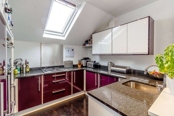 A well presented three bedroom maisonette with roof terrace - Photo 1