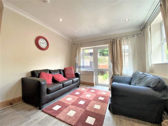 3 Bedroom Flat To Rent - Photo 1