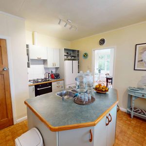 St Johns Hill - 3 Bedrooms - Photo 2