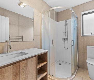 Chic 3BR Karaka Townhouse w/ Deck! - Photo 5