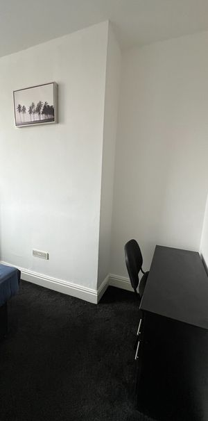 Room in a Shared House, Croft Street, M7 - Photo 1