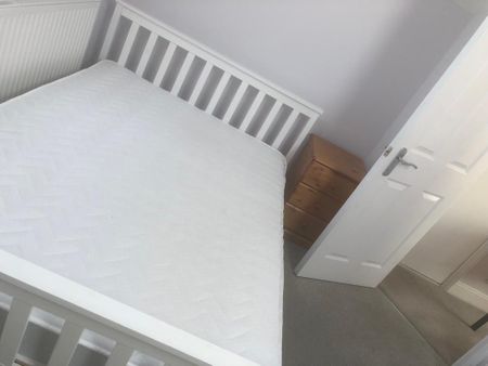 1 bedroom in a house share to rent - Photo 2