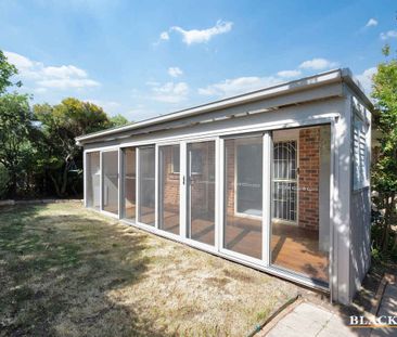 Three bedroom family home with sunroom - Photo 3