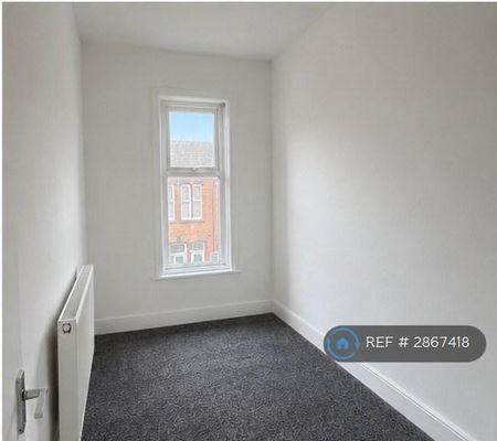 3 bedroom flat to rent - Photo 2