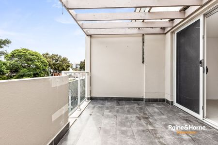 SPLIT LEVEL TWO BEDROOM APARTMENT WITH STUNNING DISTRICT VIEWS. - Photo 5