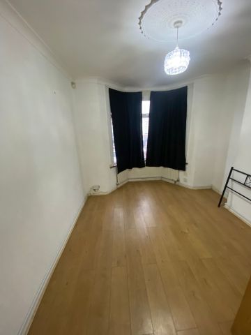 4 Bed Semi-Detached House, Faircross Avenue, IG11 - Photo 4