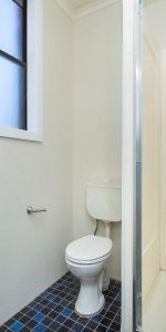 Tidy 2-bedroom flat in prime location - Photo 3