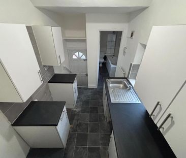 3 bedroom flat to rent - Photo 3