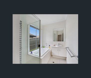 IMMACULATE MODERN HOME - Photo 6