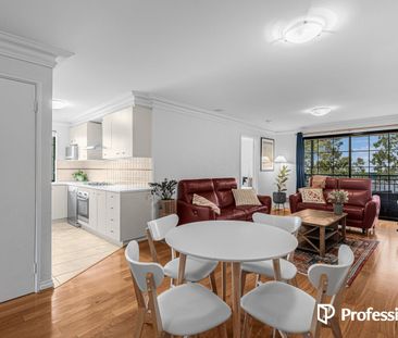 Stylish Top-Floor Apartment! - Photo 2