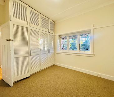 Prime location delivering stylish, easygoing living in a well-conne... - Photo 4