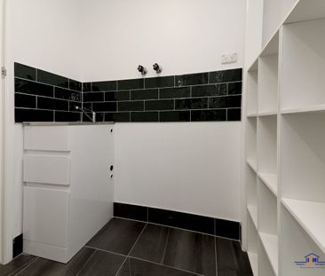 Fantastic location and available now + part furnished! - Photo 3