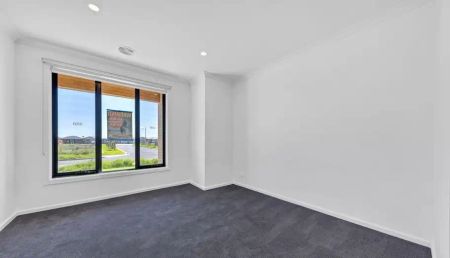 “Spacious 6-Bedroom, 3-Bathroom Contemporary Residence” - Photo 3