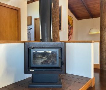 Charming 2BR Home with Lush Garden - Photo 2