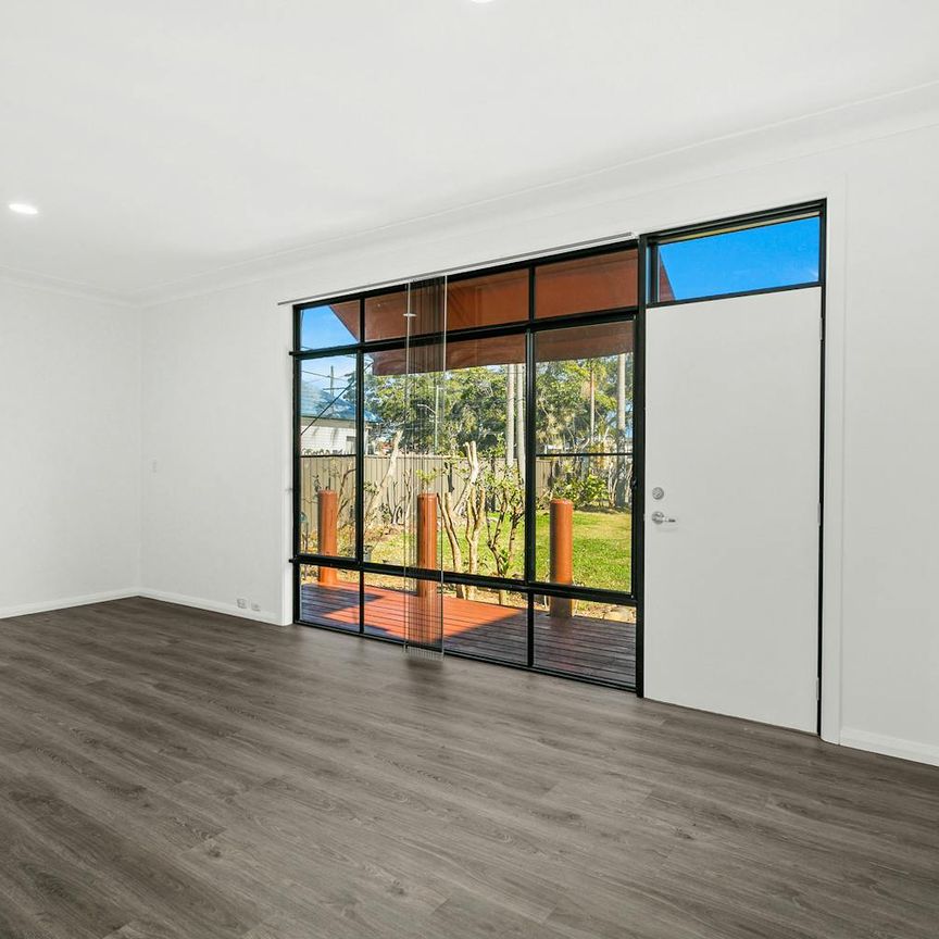 Renovated Home with 4 Car Garage + separate teenagers retreat - Photo 1