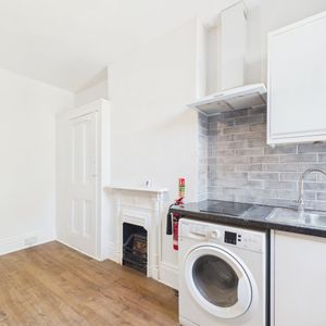 1 bedroom Studio in Tilehurst Road, Reading - Photo 2