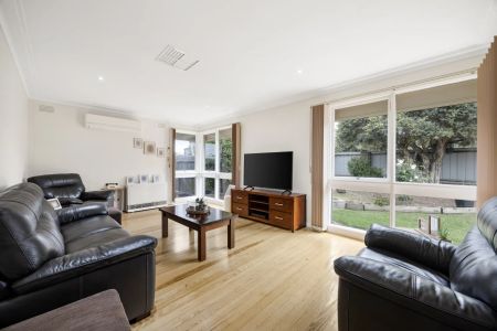 Immaculate Family Home on 712m² (Approx.) in a Prime Location for lease! - Photo 4