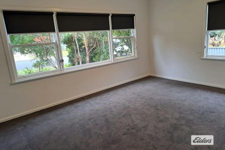 Tastefully renovated - Photo 3