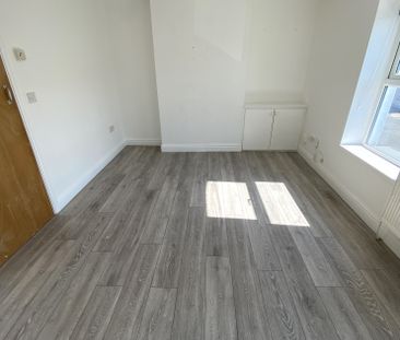 £950 PCM, Recently Refurbished Two Bedroom Duplex with Garden in No... - Photo 5